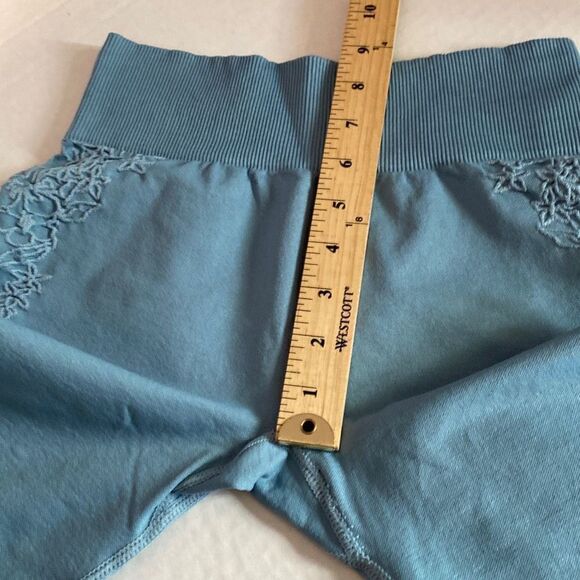 New Fabletics Blue Elise Seamless Capri Size XS/2-4, Embroidered Detail - Picture 11 of 14